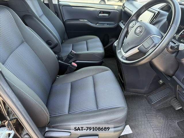 Toyota NOAH 2017-04 6996381-15