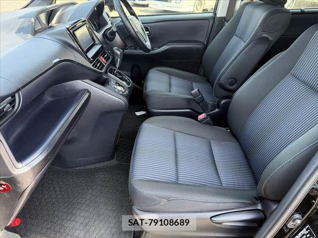 Toyota NOAH 2017-04 6996381-16
