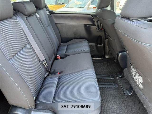 Toyota NOAH 2017-04 6996381-17