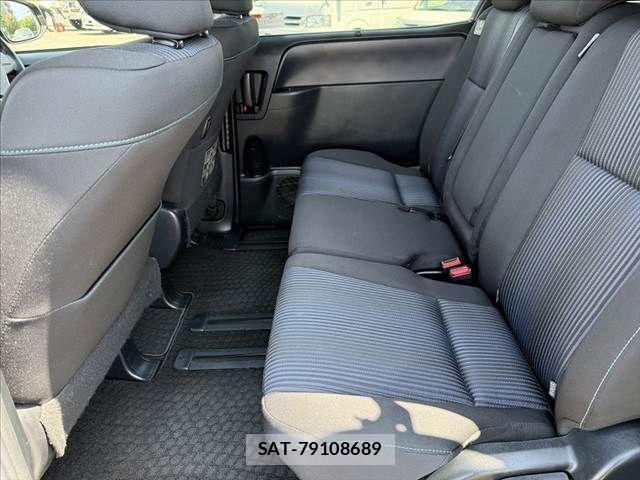 Toyota NOAH 2017-04 6996381-18