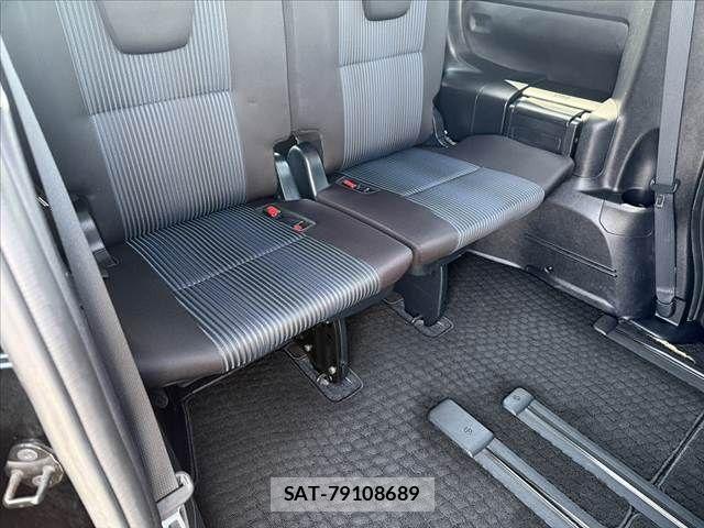 Toyota NOAH 2017-04 6996381-19