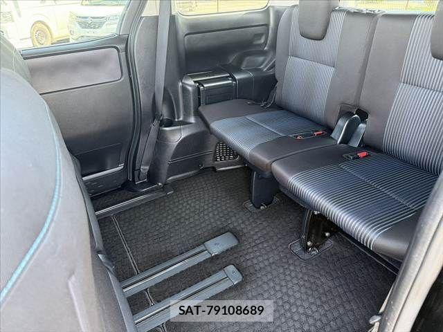 Toyota NOAH 2017-04 6996381-20