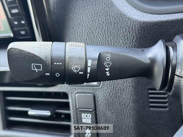 Toyota NOAH 2017-04 6996381-25