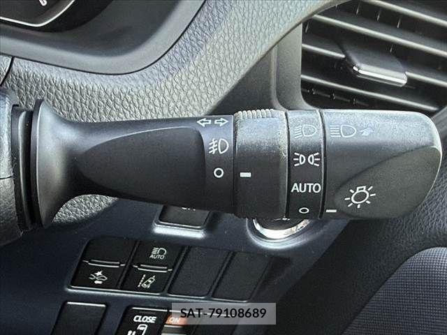 Toyota NOAH 2017-04 6996381-26