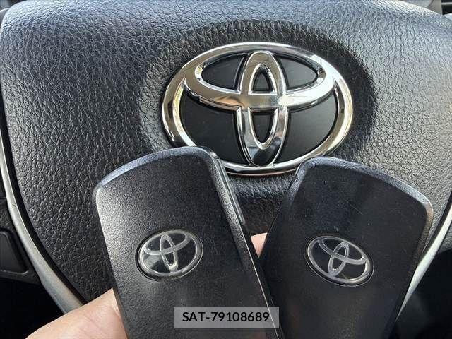 Toyota NOAH 2017-04 6996381-27