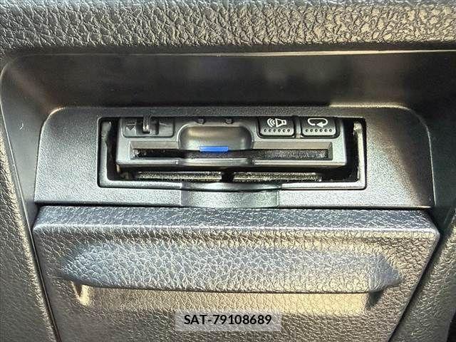 Toyota NOAH 2017-04 6996381-29
