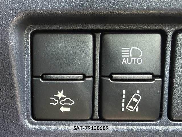 Toyota NOAH 2017-04 6996381-5