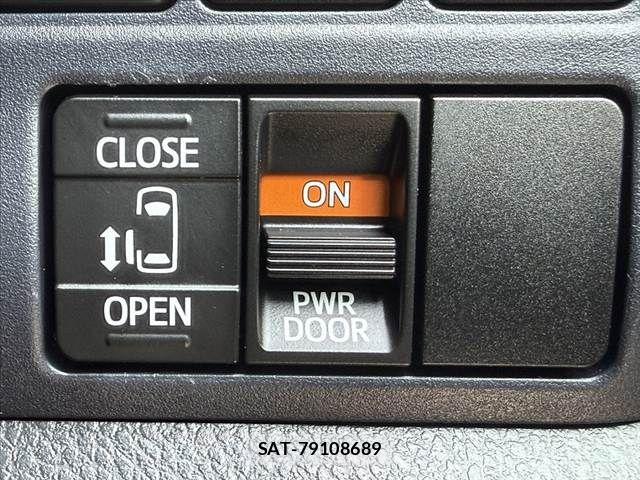 Toyota NOAH 2017-04 6996381-6