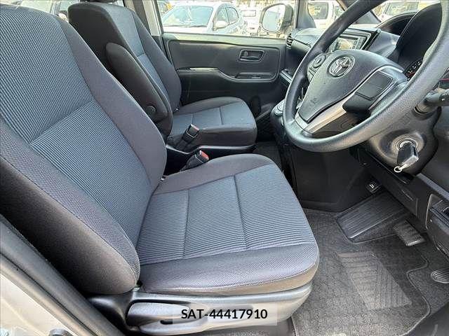 Toyota NOAH 2021-04 6996377-15