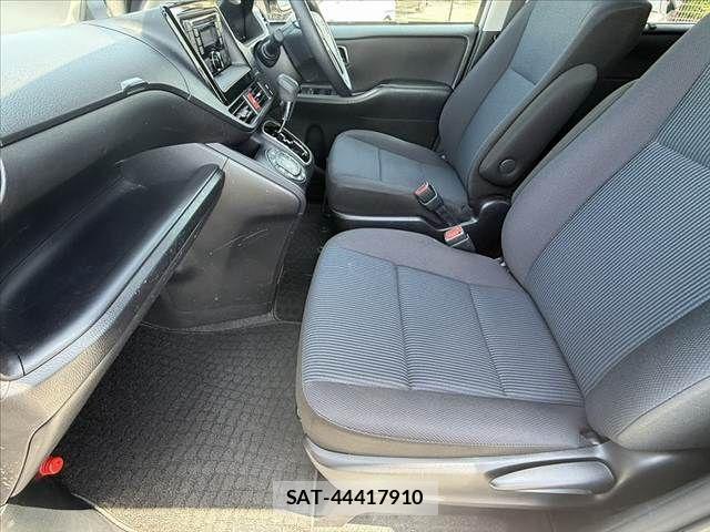 Toyota NOAH 2021-04 6996377-16