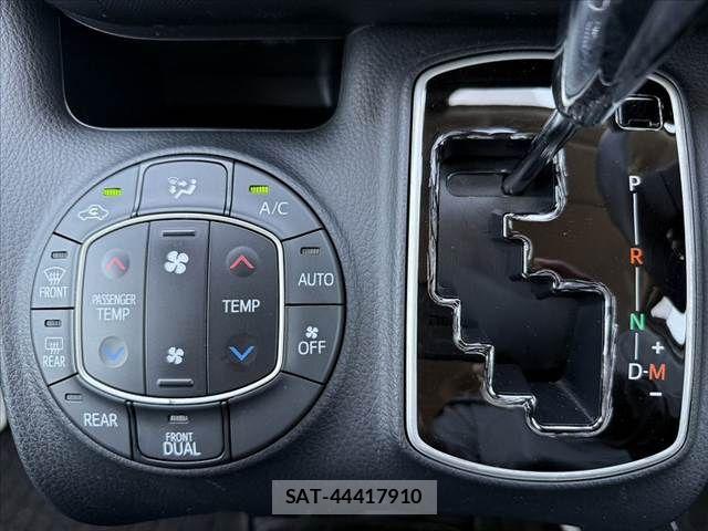 Toyota NOAH 2021-04 6996377-29