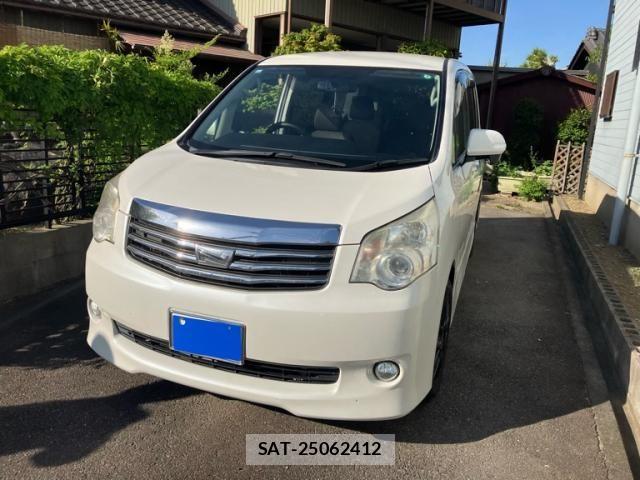 Toyota NOAH 2013-10 6996396-1
