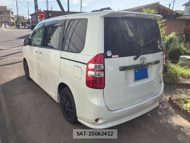 Toyota NOAH 2013-10 6996396-2