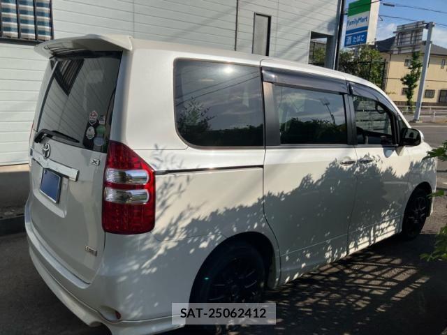 Toyota NOAH 2013-10 6996396-3