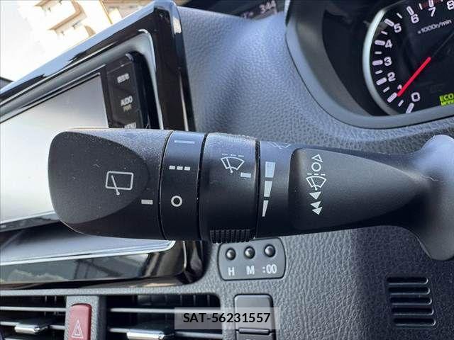 Toyota NOAH 2015-01 6996386-23