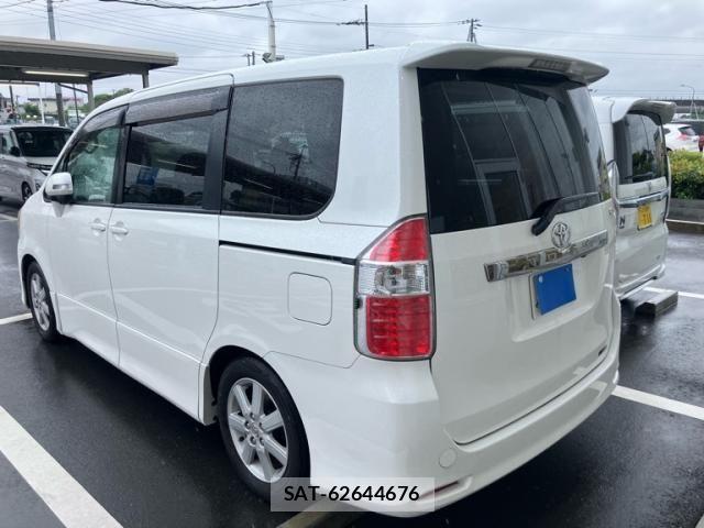 Toyota NOAH 2007-10 7021078-2