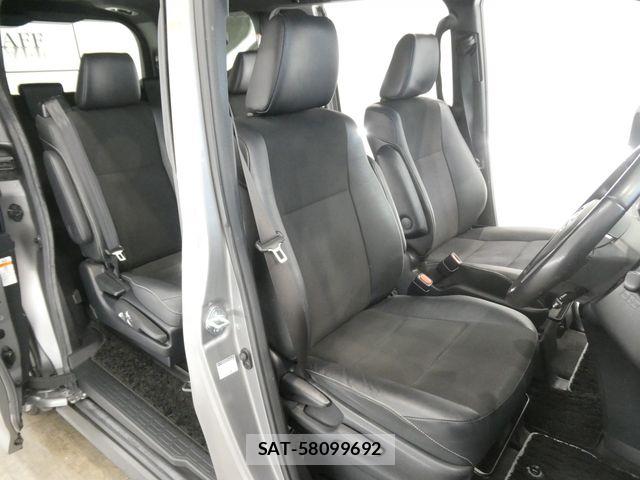 Toyota NOAH 2016-10 7021073-13