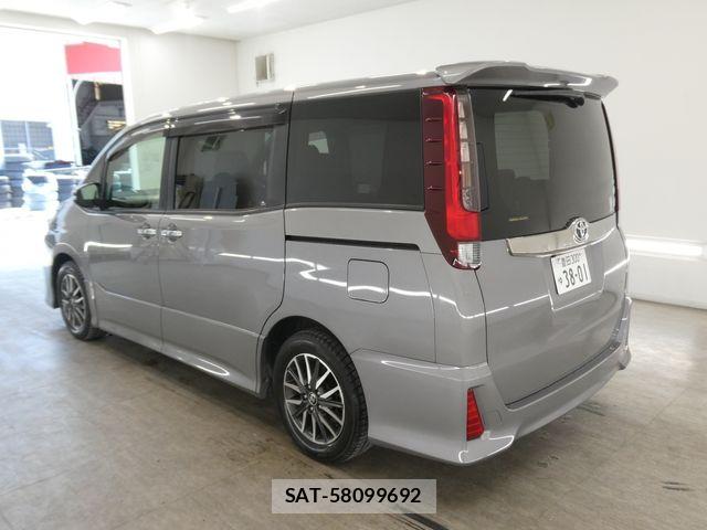 Toyota NOAH 2016-10 7021073-1