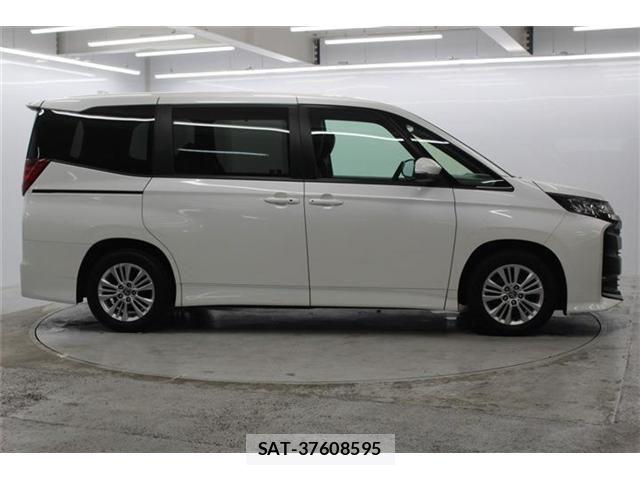 Toyota NOAH 2022-04 7021072-3