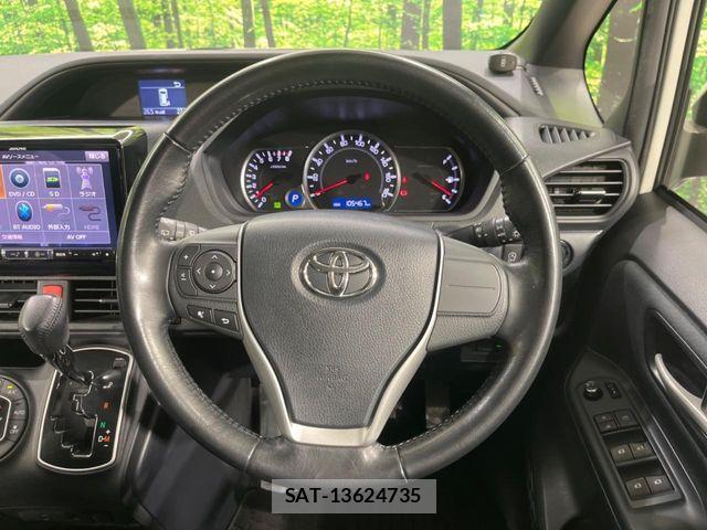 Toyota NOAH 2017-04 7021074-11