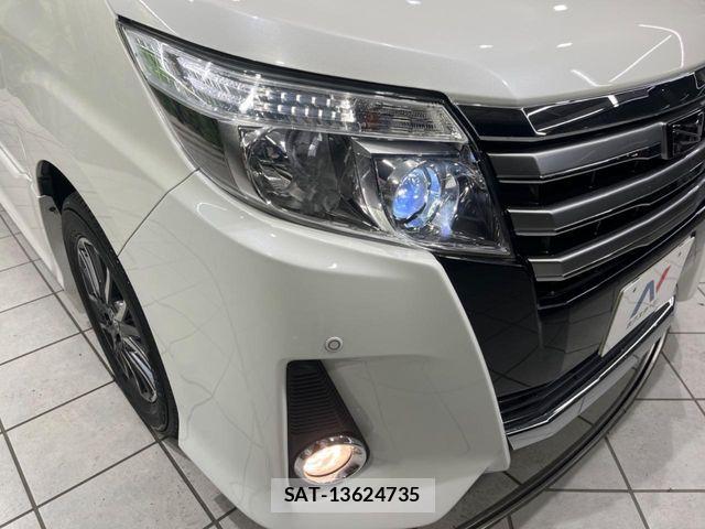Toyota NOAH 2017-04 7021074-12