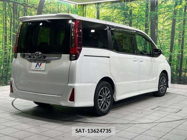 Toyota NOAH 2017-04 7021074-17