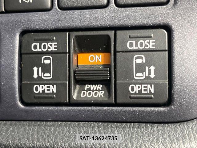 Toyota NOAH 2017-04 7021074-4