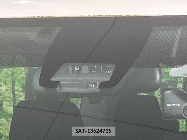 Toyota NOAH 2017-04 7021074-5
