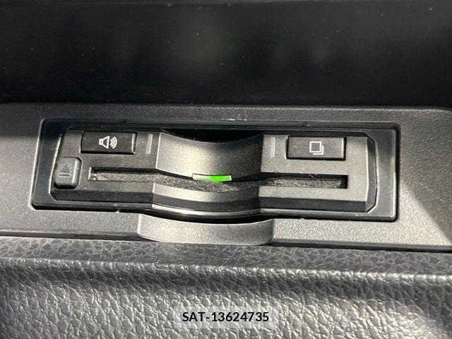 Toyota NOAH 2017-04 7021074-6