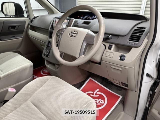 Toyota NOAH 2009-10 7059950-14