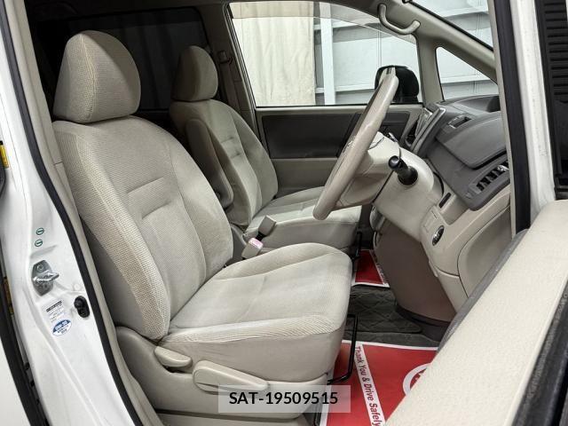 Toyota NOAH 2009-10 7059950-16