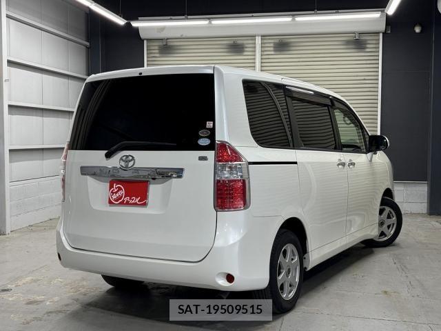 Toyota NOAH 2009-10 7059950-1