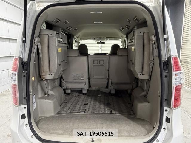 Toyota NOAH 2009-10 7059950-23