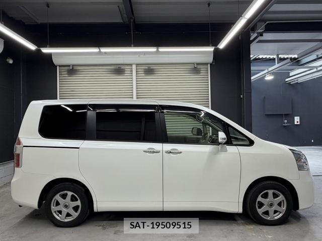 Toyota NOAH 2009-10 7059950-29