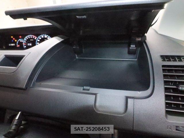 Toyota NOAH 2013-05 7059943-19