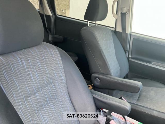 Toyota NOAH 2010-11 7222770-12