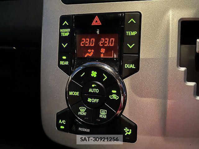 Toyota NOAH 2010-11 7222768-14