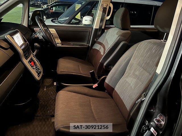 Toyota NOAH 2010-11 7222768-18