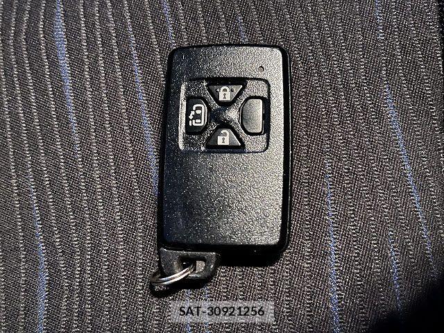Toyota NOAH 2010-11 7222768-25