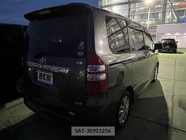 Toyota NOAH 2010-11 7222768-2