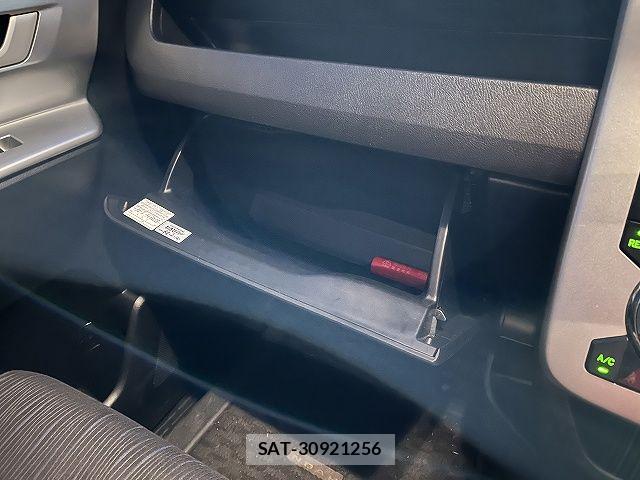 Toyota NOAH 2010-11 7222768-5