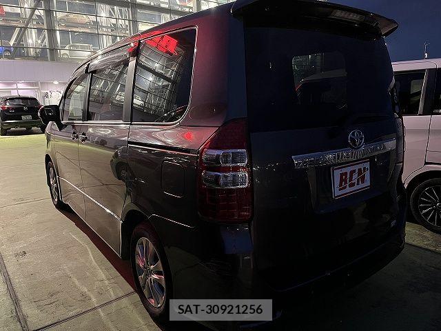 Toyota NOAH 2010-11 7222768-8