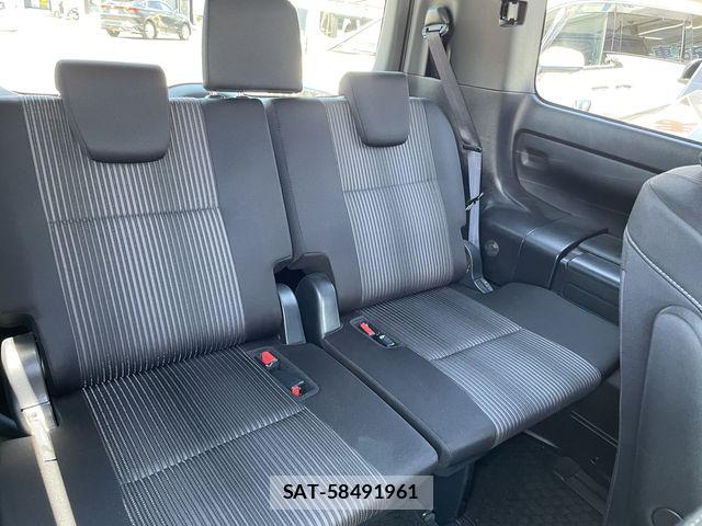 Toyota NOAH 2017-08 7215876-15