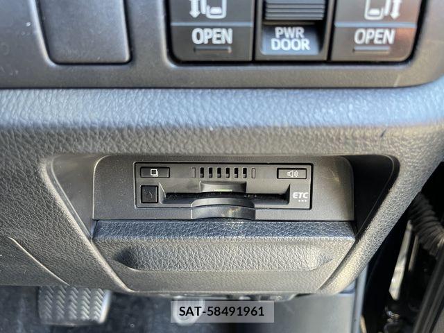 Toyota NOAH 2017-08 7215876-23