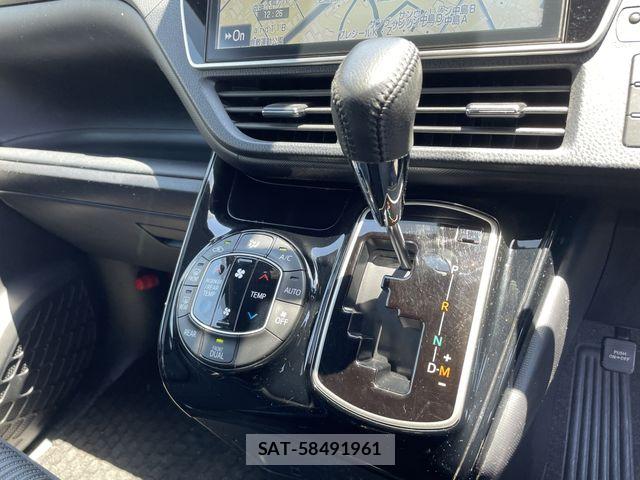 Toyota NOAH 2017-08 7215876-27