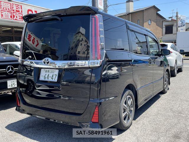 Toyota NOAH 2017-08 7215876-4