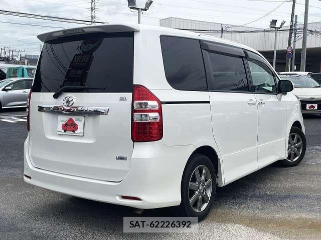 Toyota NOAH 2010-09 7222764-2