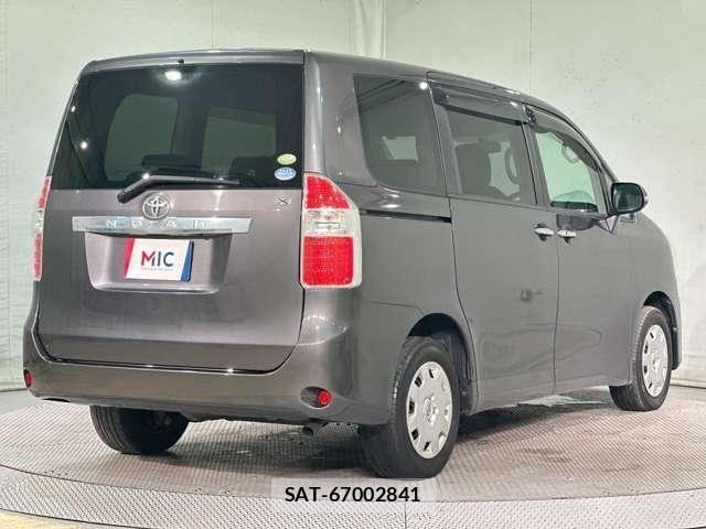 Toyota NOAH 2009-06 7215958-4