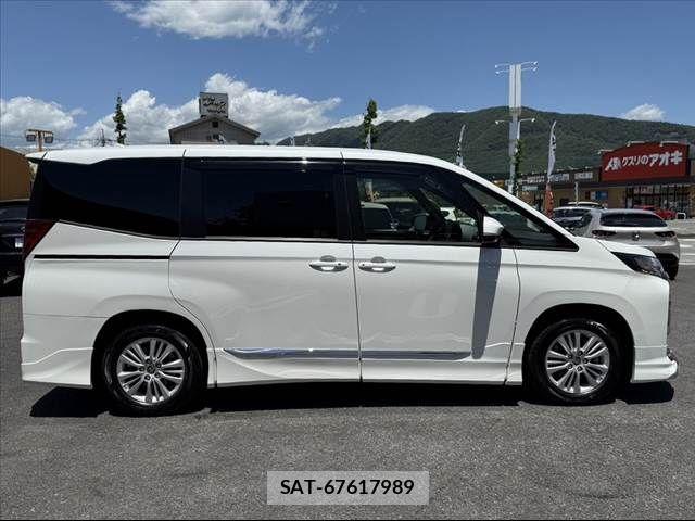 Toyota NOAH 2023-08 7215801-11