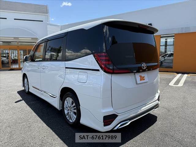 Toyota NOAH 2023-08 7215801-12